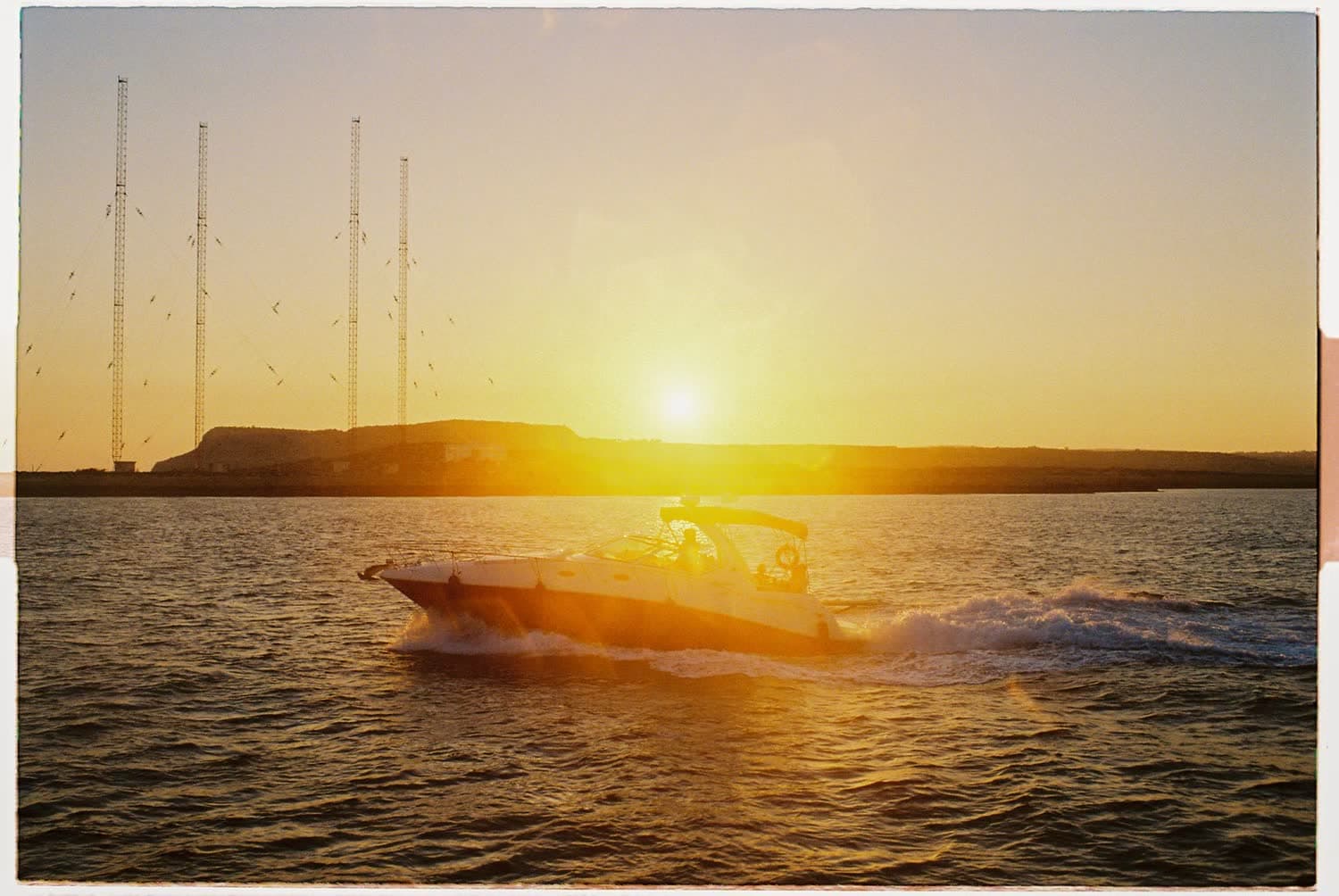 Sea Ray SLX 350 — спортивный чартер